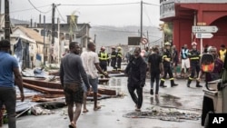 Foto proporcionada el lunes 16 de diciembre de 2024 por la Seguridad Civil, muestra a residentes y rescatistas en una calle dañada en el territorio francés de Mayotte, en el océano Índico. 