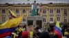 ARCHIVO: Manifestantes protestan contra el gobierno del presidente Gustavo Petro en Bogotá, Colombia, el sábado 23 de noviembre de 2024. (Foto AP/Ivan Valencia).