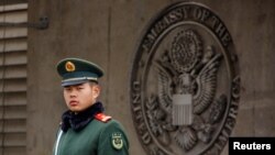 Un policía paramilitar monta guardia en la entrada de la embajada de EE.UU. en Beijing, China.