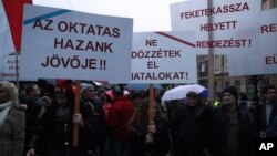Participants of a teachers’ strike hold banners reading in Hungarian 'Education is the future of our nation,' 'Do not alienate the youth' and 'We want fair wages' in Miskolc, Hungary, Feb. 3, 2016. 