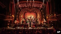 En esta imagen difundida por Boneau/Bryan-Brown, el elenco en "Moulin Rouge! The Musical". (Matthew Murphy/Boneau/Bryan-Brown vía AP)