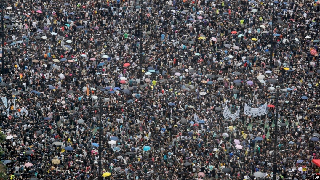 Para pengunjuk rasa berkumpul di Victoria Park, Hong Kong, 18 Agustus 2019. 