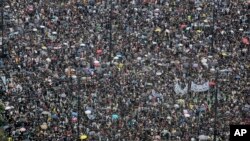 Para pengunjuk rasa berkumpul di Victoria Park, Hong Kong, 18 Agustus 2019. 