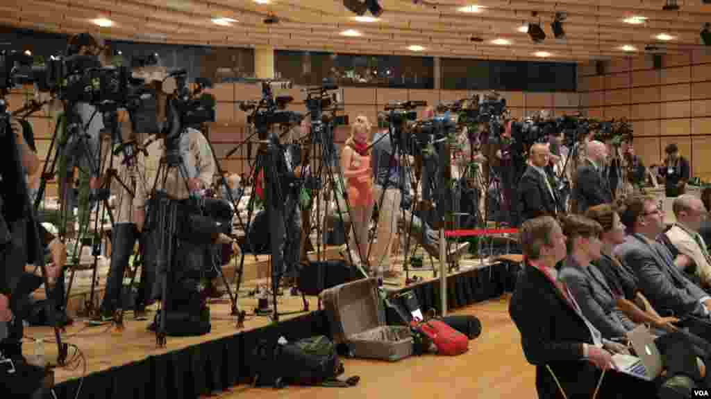 La couverture médiatique de l'annonce de l'accord sur le nucléaire iranien (P5 + 1), à Vienne, le 14 juillet, 2015. (VOA)