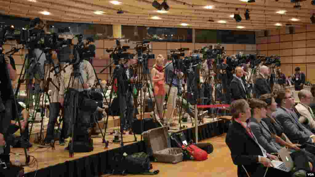 Press coverage of the Iran P5+1 nuclear deal announcement, Vienna, July 14, 2015. (VOA)