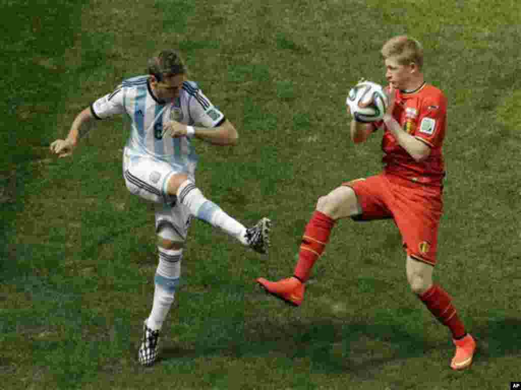 Argentina's Lucas Biglia, left, and Belgium's Kevin De Bruyne fight for the ball during the World Cup quarterfinal soccer match between Argentina and Belgium at the Estadio Nacional in Brasilia, Brazil, Saturday, July 5, 2014. (AP Photo/Thanassis Stavraki