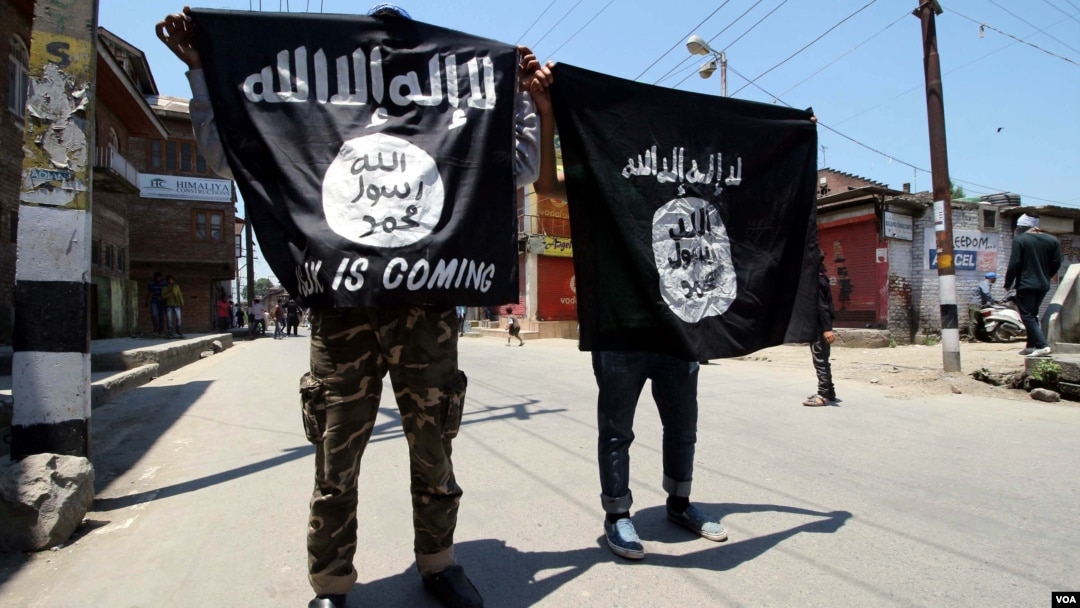 Young men carry Islamic State banners during an anti-government demonstration in Indian-administered Kashmir, June 27, 2015. (Credit: Tajamul Lone/VOA)