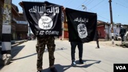 Young men carry Islamic State banners during an anti-government demonstration in Indian-administered Kashmir, June 27, 2015. (Credit: Tajamul Lone/VOA)