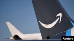 ARCHIVO - Un avión de fuselaje ancho adornado con el logotipo Prime de Amazon es descargado en el Aeropuerto Internacional Lehigh Valley en Allentown, Pensilvania, EEUU. [REUTERS]