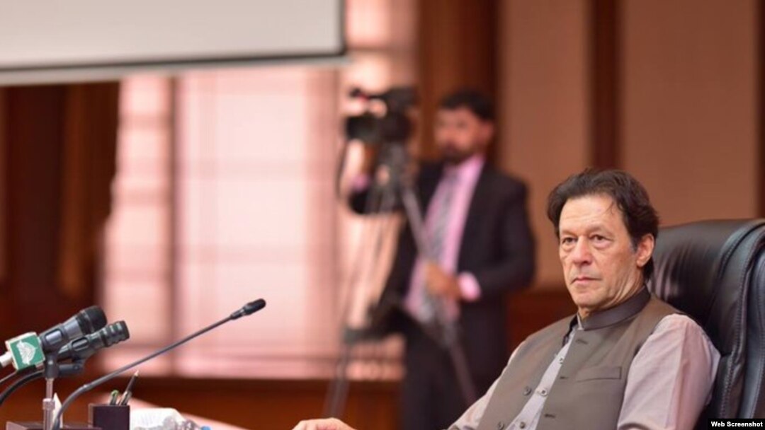 دو روز قبل پشاور میں ایک پریس کانفرنس میں وزیرِ اعظم عمران خان نے کہا تھا کہ اگر کوئی بھی شخص پاکستان سے متنازع کشمیر میں جا کر لڑے گا تو وہ پاکستان اور کشمیریوں دونوں کا دشمن ہو گا — فائل فوٹو