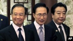 Perdana Menteri Tiongkok Wen Jiabao (kiri), Presiden Korea Selatan Lee Myung-bak (tengah) dan Perdana Menteri Jepang Yoshihiko Noda dalam pertemuan puncak trilateral di Beijing (13/5).