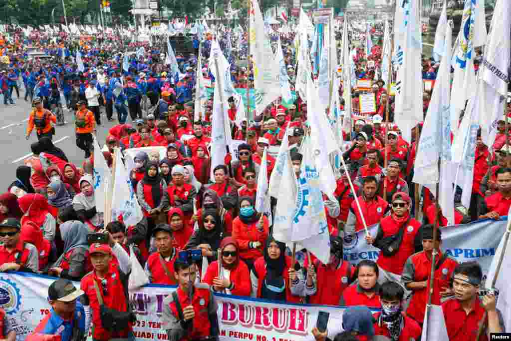 Para anggota serikat pekerja Indonesia mengikuti aksi May Day (Hari Buruh Sedunia) di Jakarta, Senin 1 Mei 2023. (Foto: Ajeng Dinar Ulfiana/Reuters)&nbsp;