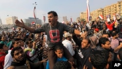 Para demonstran Mesir meneriakkan slogan-slogan anti militer dan mengecam Menhan Mesir Jenderal Abdel-Fattah el-Sissi saat melakukan unjuk rasa menuju Lapangan Tahrir, Kairo (19/11). 