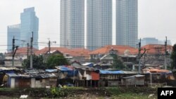 Perkampungan kumuh dengan latar gedung-gedung tinggi di Jakarta, 22 September 2010. (Foto: AFP)