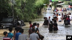 အင်ဒိုနီးရှားနိုင်ငံ ဂျကာတာမြို့ပြင်တနေရာ ရေကြီးနေမှုမြင်ကွင်း။ (ဇန်နဝါရီ ၂၊ ၂၀၂၀)