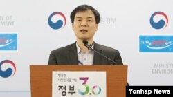 14일 정부세종청사 환경부 기자실에서 홍동곤 기후대기정책과장이 미세먼지 대책을 브리핑하고 있다. 