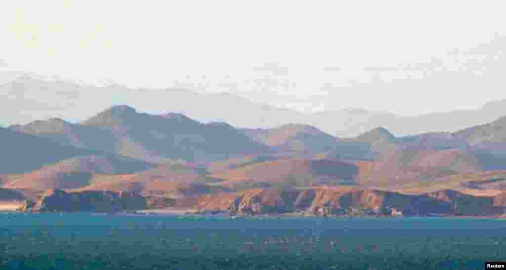 Pantai Korea Utara dilihat dari pulau Yeongpyeong, Korea Selatan.