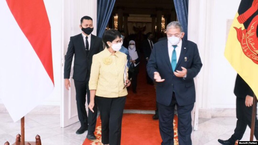 Menlu RI Retno Marsudi bersama Ketua ASEAN / FM Dato Erywan Pehin Yusof dari Brunei Darussalam membahas persiapan ASEAN Leaders Meeting (ALM) Sabtu 24 April 2021, di Jakarta, 22 April 2021. (Foto: Twitter/Menlu_RI)