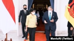 Menlu RI Retno Marsudi bersama Ketua ASEAN / FM Dato Erywan Pehin Yusof dari Brunei Darussalam membahas persiapan ASEAN Leaders Meeting (ALM) Sabtu 24 April 2021, di Jakarta, 22 April 2021. (Foto: Twitter/Menlu_RI)