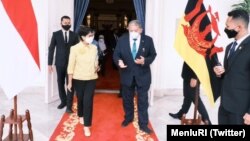 Menlu RI Retno Marsudi bersama Ketua ASEAN, Menlu Brunei Darussalam Dato Erywan Pehin Yusof, membahas persiapan ASEAN Leaders Meeting (ALM) di Jakarta, 22 April 2021. (Foto: Twitter/Menlu_RI)