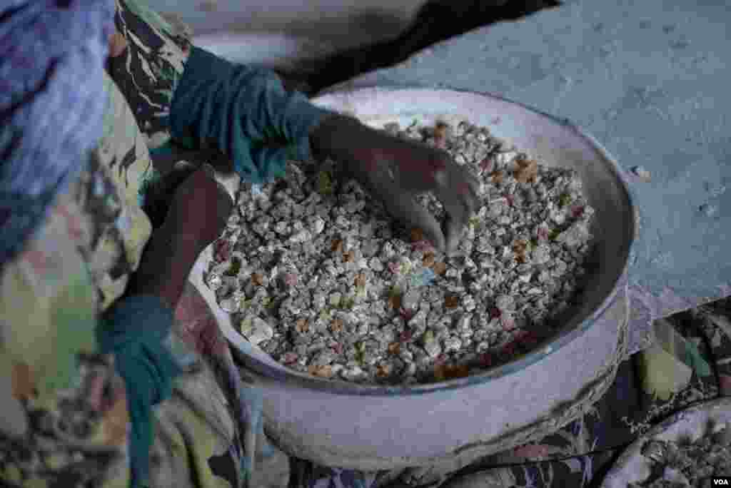 A woman sorts pieces of dried frankincense gum in Erigavo, Somaliland, Aug. 3, 2016. (J.Patinkin/VOA)