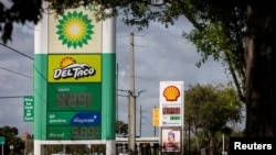 资料照片：伊朗局势紧张导致油气价格飙升，位于佛罗里达州泰特斯维尔的一家加油站显示着高企的汽油价格。(2026年3月31日)