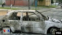 Automobil uništen u neredima u Francuskoj