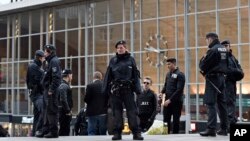 Polisi Jerman sedang berpatroli di depan stasiun di Cologne, Jerman (Foto: dok).