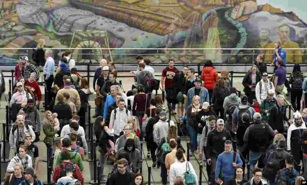 Warga AS antre di tempat pemeriksaan di bandar udara Denver saat hendak mudik untuk liburan Hari Bersyukur atau Thanksgiving (23/11). (AP/David Zalubowski)