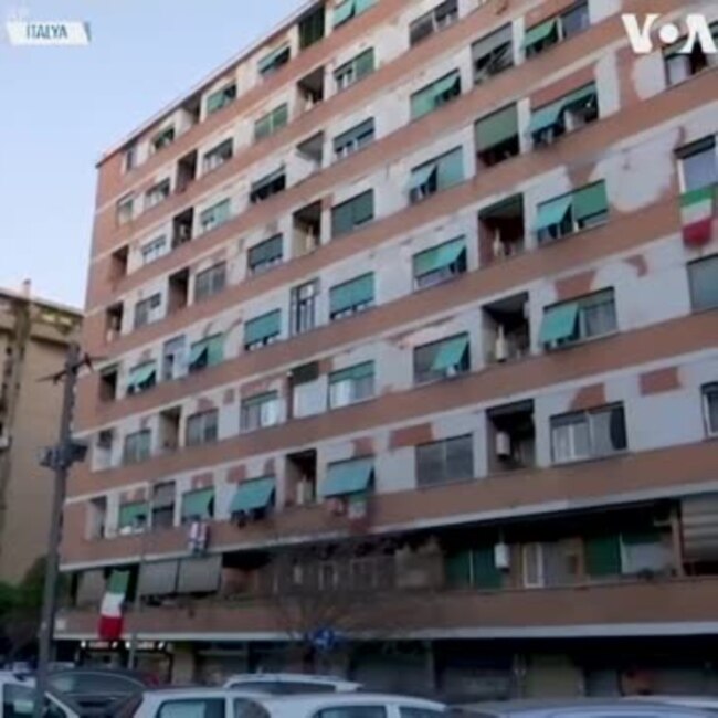 Evlerinde Kapalı Kalan İtalyanlar Şarkılarla Moral Buluyor