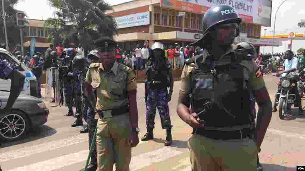 Des policiers ougandais déployés sur le lieu de la manifestation aprés l&#39;interpellation de Kizza Besigye, Kampala, Ouganda, 15 février 2015.