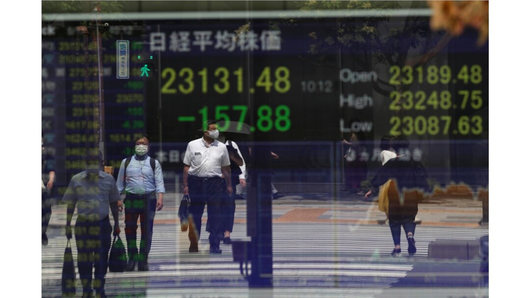 Indeks Nikkei 225 Jepang di papan perusahaan sekuritas di Tokyo, Senin, 17 Agustus 2020.