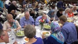 People of Different Faiths Unite for Muslim Ramadan Meal