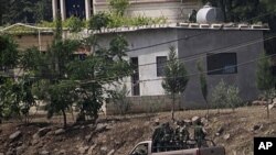 Syrian army soldiers reinforce the village of Arida near Talkalakh opposite the Lebanon-Syria border, May 19, 2011