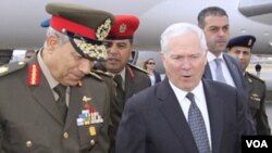 Menhan AS Robert Gates (kanan) disambut oleh Mayjen Hassan al-Roueini, komandan militer untuk wilayah Kairo (23/3).