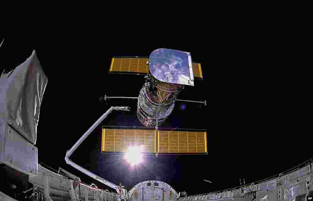 1990年4月24日：“发现者号”安装了哈勃太空望远镜。