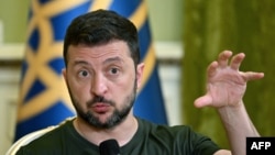 El presidente de Ucrania, Volodymyr Zelenskyy, habla durante conferencia de prensa en Kiev el 15 de julio de 2024, en medio de la invasión rusa en Ucrania. Zelensky, cree que Rusia debería participar en una segunda cumbre destinada a garantizar una paz con Rusia.