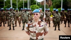 Une parade des casques bleus de la Mission des Nations unies au mali (Minusma) à Bamako, Mali, 1er juillet 2013.