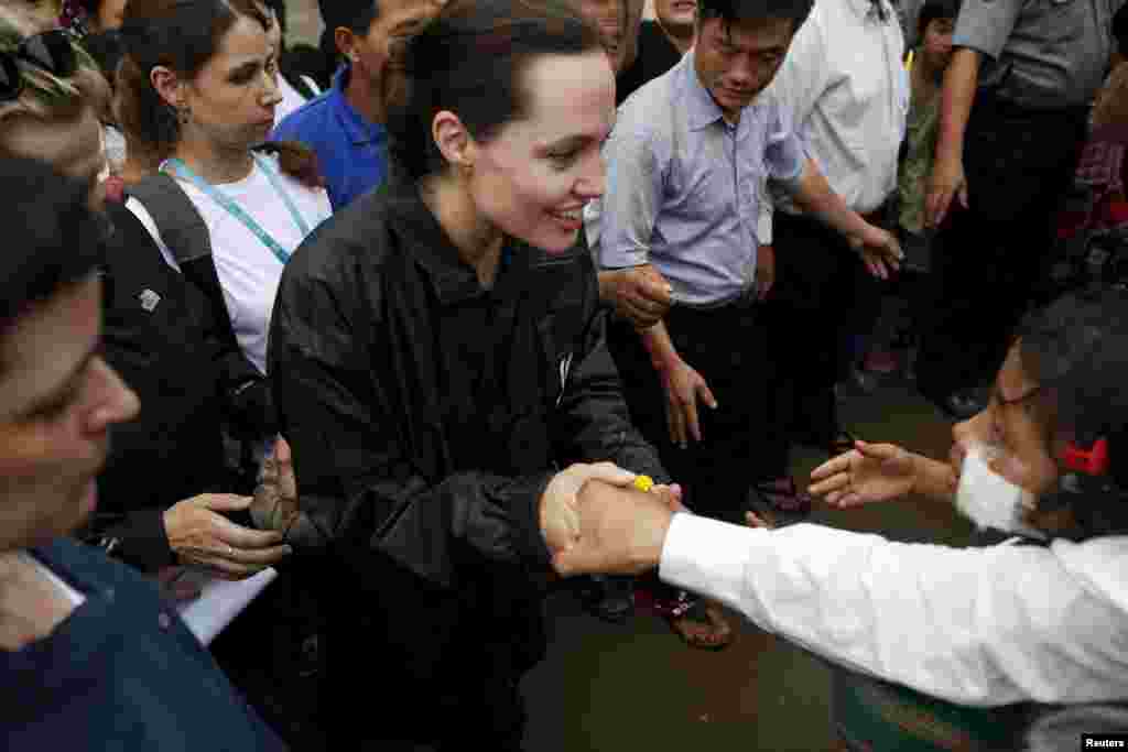 Angelina Jolie&nbsp; ကချင်ပြည်နယ် မြစ်ကြီးနားမြို့က Jam Mai Kaung ဒုက္ခသည်စခန်းကို ဒီကနေ့ သွားရောက်ပြီး ဒုက္ခသည်တွေနဲ့တွေ့ဆုံ။