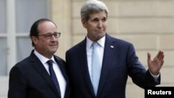 El presidente francés, Francois Hollande, y el secretario de Estado, John Kerry, conversaron este martes en París.