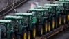 ARCHIVO - Una fila de tractores John Deere en vagones del ferrocarril Norfolk Southern en Conway, Pennsylvania, 5 de diciembre de 2022. Los precios mayoristas aumentaron 6% en enero con respecto al año anterior, se informó el jueves 16 de febrero de 2023.