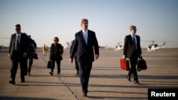 Menlu AS John Kerry (kedua dari kanan) berjalan menuju pesawat di bandara internasional Baghdad, sebelum meninggalkan ibukota Irak (24/3).