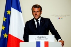 French President Emmanuel Macron delivers a joint statement with the Indian Prime Minister after their meeting at the Chateau of Chantilly on August 22, 2019, near Paris. / AFP / POOL / PASCAL ROSSIGNOL