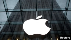 ARCHIVO - El logotipo de Apple Inc. se ve en el vestíbulo de la tienda insignia de la compañía en la ciudad de Nueva York.