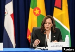 La vicepresidenta de EEUU, Kamala Harris, toma la palabra durante un encuentro con líderes del Caribe, en el marco de la IX Cumbre de las Américas, en Los Ángeles, el 9 de junio de 2022.