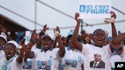 Les partisans du président Faure Gnassingbé lors d’un rassemblement électoral à Lomé, Togo, 22 avril 2015.