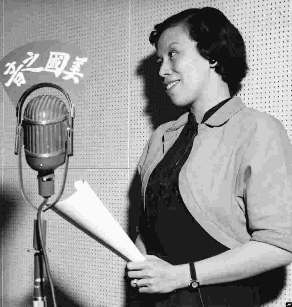 老照片回顾：美国之音中文广播70年