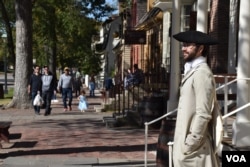 En Colonial Williamsburg se conserva las formas de vestimenta de entre 1699 y 1780 en establecimientos para mostrar cuando la ciudad era el principal centro cultural y político de Inglaterra en suelo americano. [Foto: Tomás Guevara / VOA].