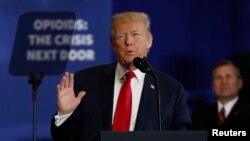 도널드 트럼프 미국 대통령이 19일 뉴햄프셔주 맨체스터에 있는 맨체스터 커뮤니티 대학에서 마약성 진통제인 오피오이드 대책에 대해 연설하고 있다. 