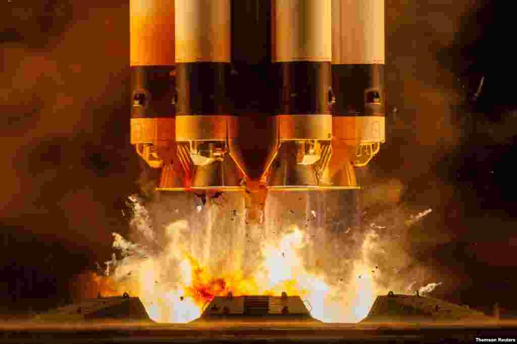 러시아 바이코누르 우주기지에서 엑스프레스-80, 엑스프레스-103 인공위성을 실은 프로톤-M 로켓을 발사했다.